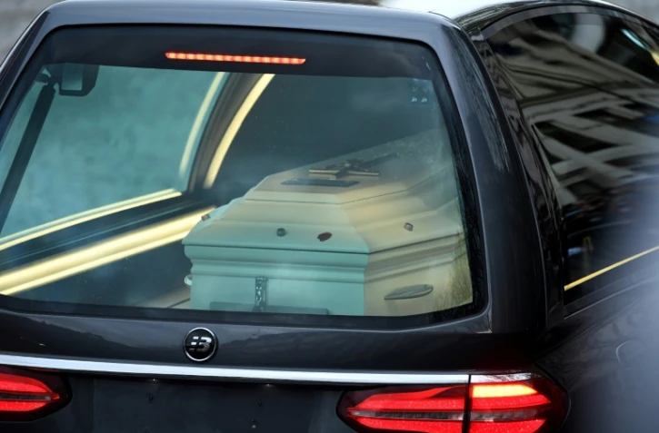 Le cercueil de Johnny Hallyday quitte l'église de la Madeleine après une cérémonie funéraire, le 9 décembre 2017 à Paris