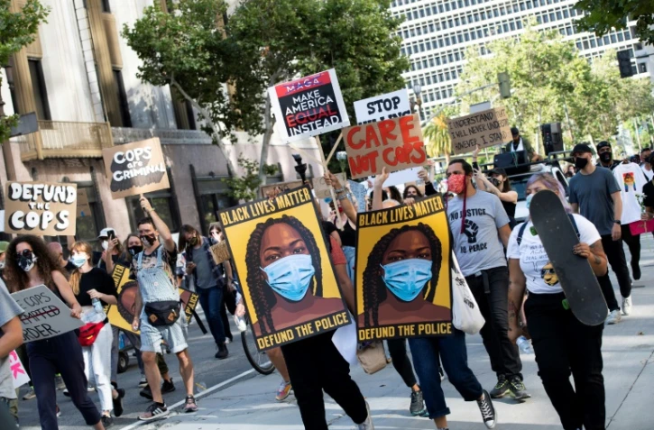 Des manifestants contre les violences policières, 17 juin 2020 à Los Angeles

