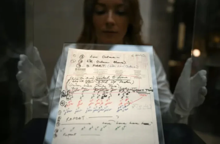 Les paroles manuscrites de Freddie Mercury pour la chanson "Somebody to Love" de Queen chez les commissaires-priseurs de Sotheby's à Londres, le 3 août 2023 ( AFP / Daniel LEAL )