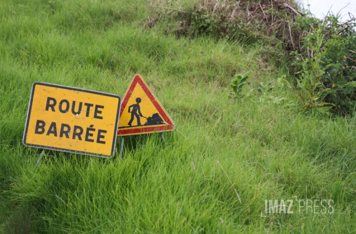Panneau route barrée