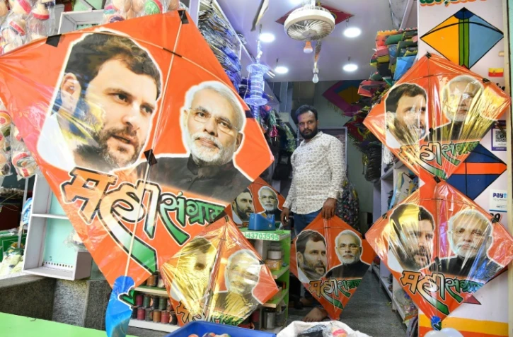 Un commerçant dans sa boutique à Bangalore, le 10 avril 2019, où il vend des cerfs-volants représentant les deux grands rivaux des élections en Inde, le Premier ministre Narendra Modi et et le leader du parti du Congrès Rahul Gandhi.