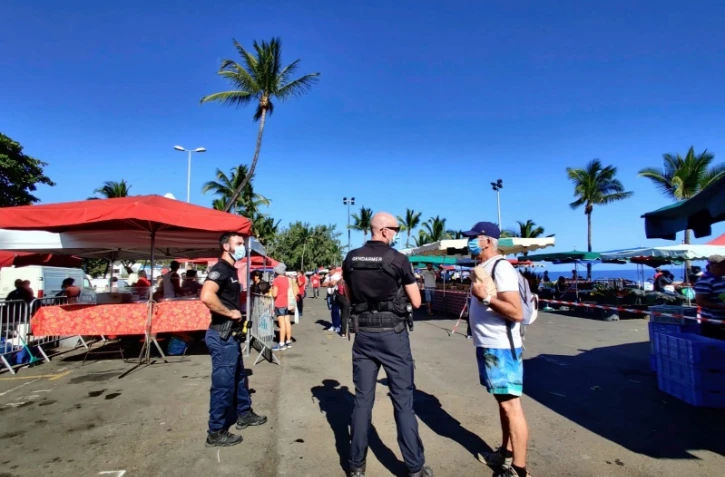 Saint-Paul : les gendarmes au contact de la population sur le marché