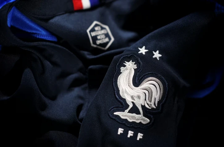 Le maillot de l'équipe de France de football, le 19 juillet 2018, dans une boutique à Paris. (FRANCK FIFE / AFP)