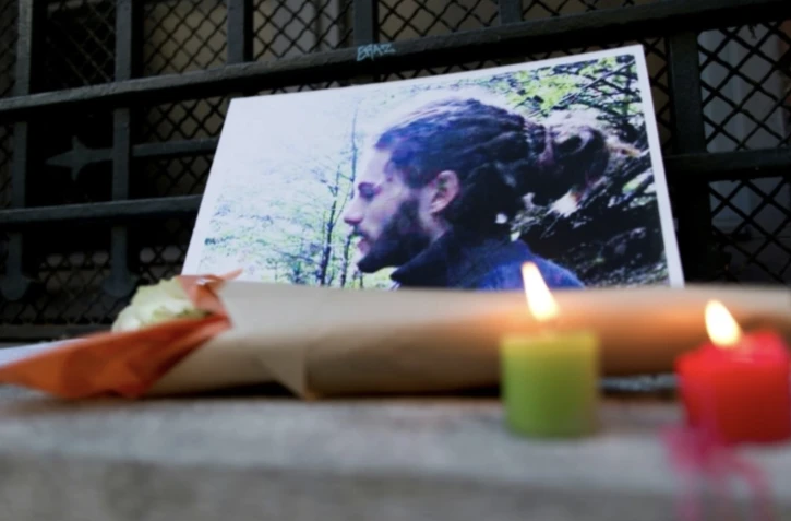 Des fleurs et des bougies devant une photo de Rémi Fraisse quelques jours après sa mort, le 6 novembre 2014 à Paris ( AFP / KENZO TRIBOUILLARD )