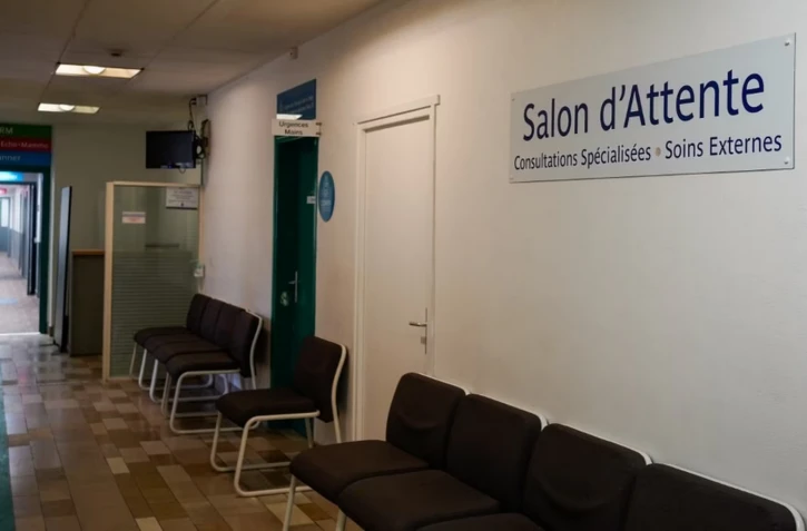 Une salle d'attente dans une clinique de Paris, le 23 août 2023. (LAURE BOYER / HANS LUCAS / AFP)