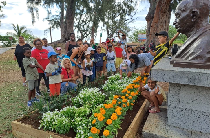 Saint-Paul : les jardiniers en herbe embellissent le jardin de Gandhi
