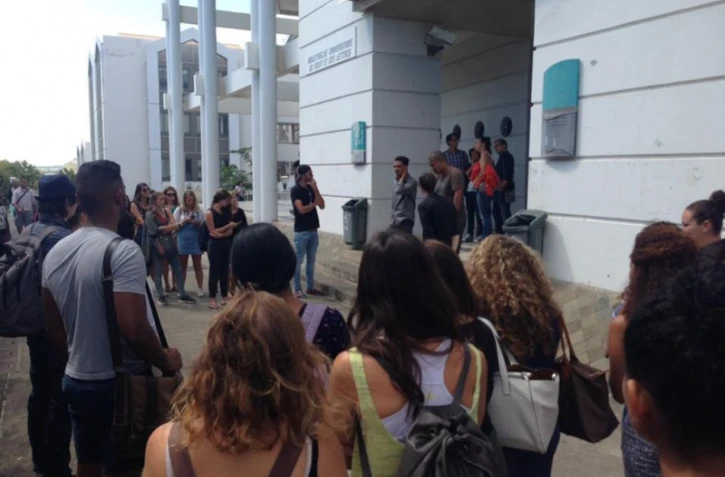 rassemblement étudiant après le viol d\'une étudiante