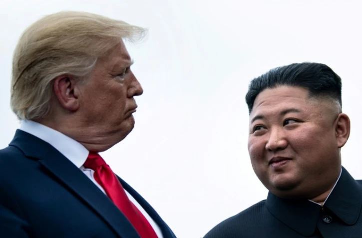 Donald Trump et Kim Jong Un lors de leur dernière rencontre, le 30 juin 2019, dans la zone démilitarisée entre les deux Corées