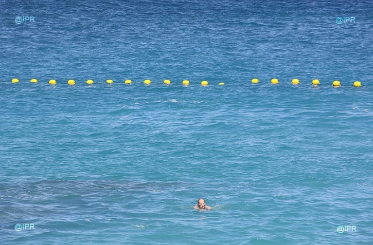 Filets anti requins plage de Boucan