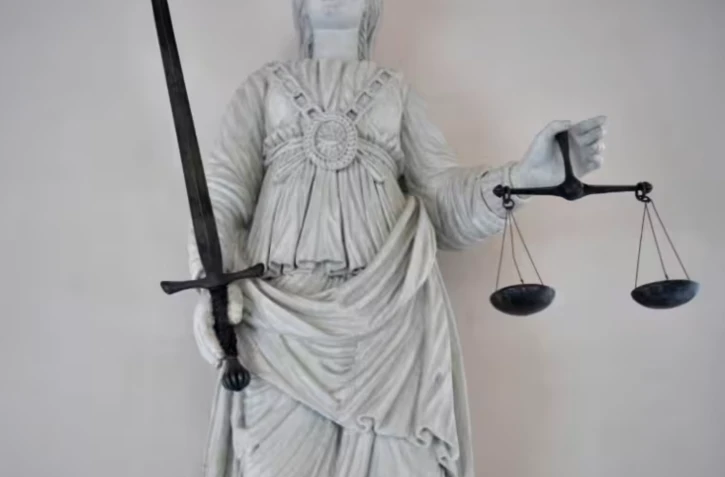Un ancien kinésithérapeute, spécialiste réputé du périnée, a été mis en examen en juin à Paris pour viols et agressions sexuelles par personne ayant autorité ( AFP / LOIC VENANCE )