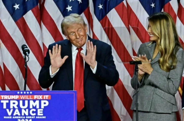 Donald Trump et son épouse Melania Trump à West Palm Beach, en Floride, lors des résultats de la présidentielle américaine, le 6 novembre 2024 ( AFP / Jim WATSON )
