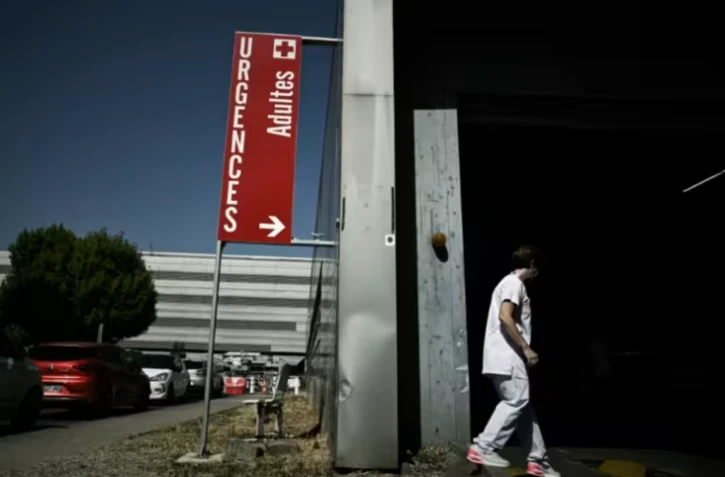 L'entreé des urgences du CHU Pellegrin à Bordeaux, le 23 juin 2026, lors d'une vague de chaleur ( AFP / Philippe LOPEZ )