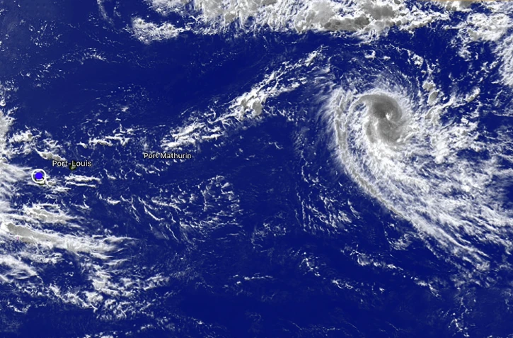 À à 2.310 km de La Réunion, le cyclone Dudzai s'accélère et pourrait se réintensifier d'ici jeudi