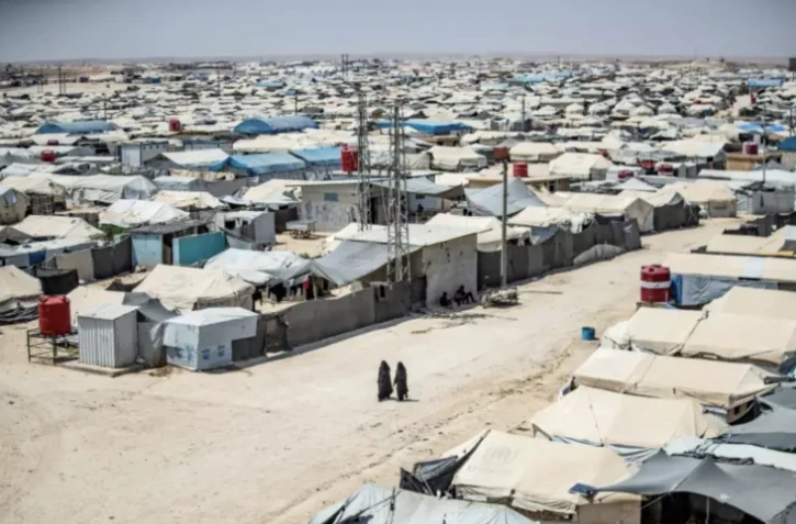 Des femmes marchent au milieu des tentes du camp de prisonniers jihadistes d'Al-Hol, dans le nord-est de la Syrie, le 2 août 2021 ( AFP / Delil SOULEIMAN )