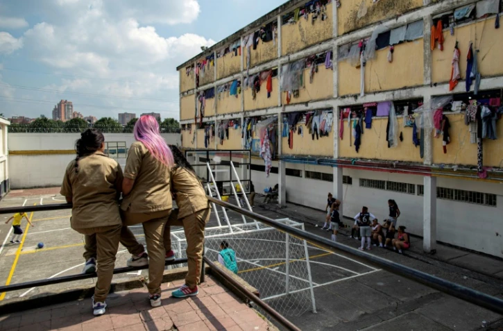 Des détenues regardent un match de football à la prison pour femmes El Buen Pastor à Bogota, le 26 février 2024