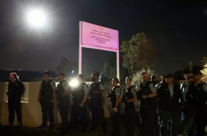 Foule devant l'église du Christ Bon Pasteur à Wakeley dans la banlieue ouest de Sydney, le 15 avril 2024 ( AFP / DAVID GRAY )
