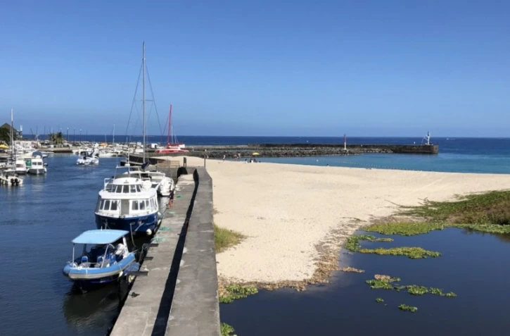 Saint-Gilles : opérations de dragage d'urgence sur la plage des Roches Noires