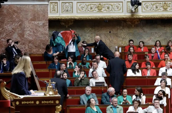 La députée Rachel Keke a brandi un drapeau palestinien à l’Assemblée nationale, mardi 4 juin, lors des questions au gouvernement.