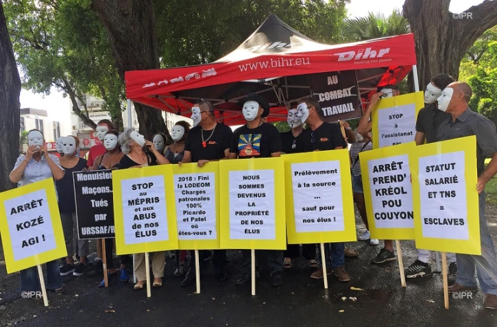 CSAPR, Révoltés du 974, LPLP, manifestent contre les élus corrompus, jardins de la préfecture