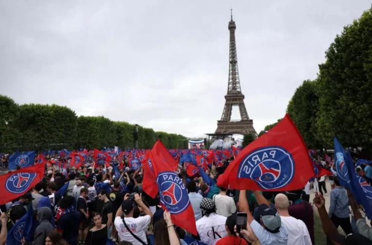 Foot : les joueurs du PSG paradent au Champs-de-Mars devant leurs supporters