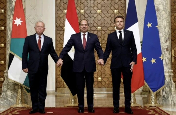 (g-d) Le roi de Jordanie Abdallah II, le président égyptien Abdel Fatah al-Sissi et le président français Emmanuel Macron, le 7 avril 2025 au Caire ( POOL / Benoit Tessier )