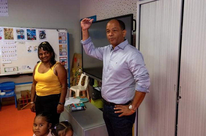 Emmanuel Séraphin et les élus de la ville visitent l’école maternelle de l’Éperon