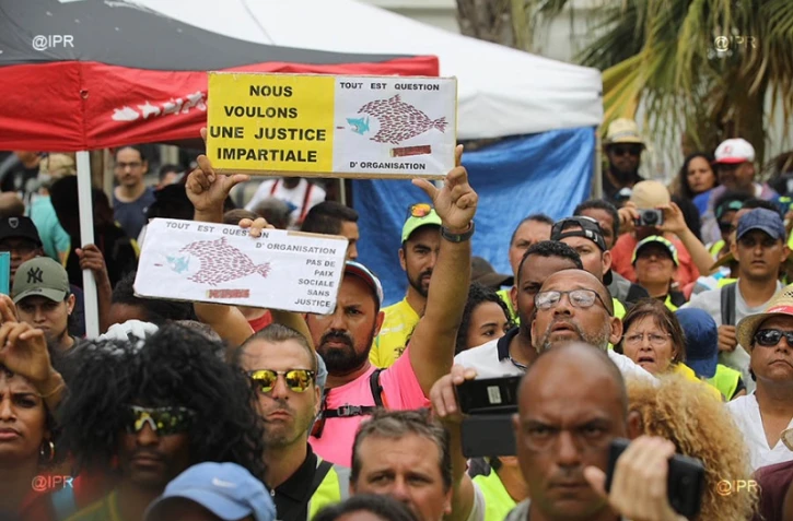 Gilets jaunes devant la Préfecture après leur rencontre avec Annick Girardin