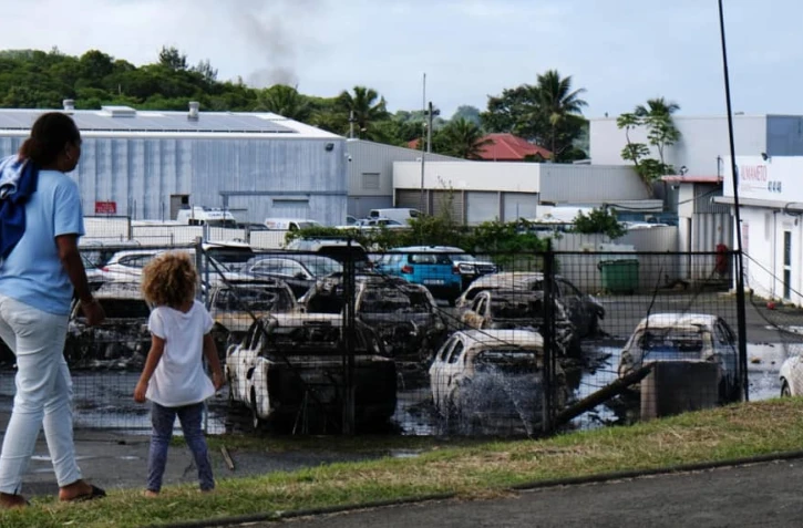 Un habitant dégage une route à Nouméa, le 15 mai 2024