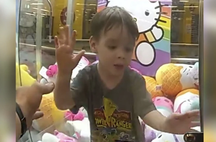 Australie : un enfant de trois ans entre et joue dans une machine Ă pince