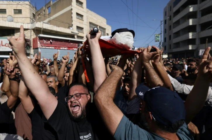Procession funéraire pour les victimes d'une frappe aérienne israélienne à Toubas, dans le nord de la Cisjordanie occupée, le 13 septembre 2024