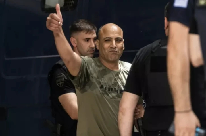 Un des neuf accusés du procès à Kalamata, en Grèce, du naufrage meurtrier de l'Adriana après l'annonce de son acquittement, le 21 mai 2024 ( AFP / Angelos TZORTZINIS )