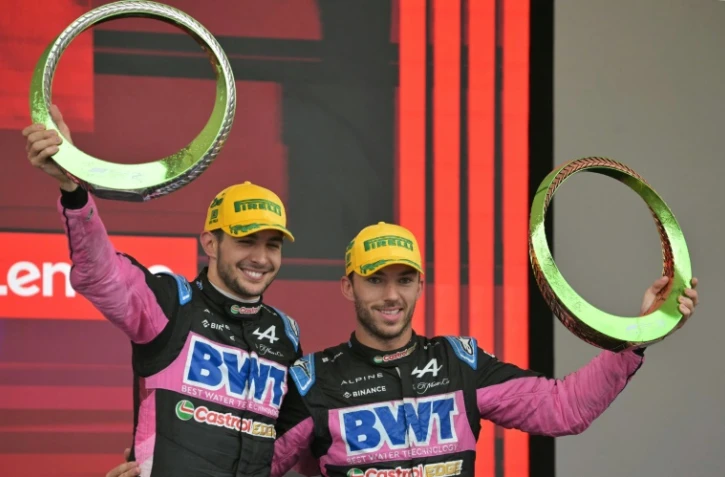 Les pilotes français d'Alpine Esteban Ocon (g.) et Pierre Gasly célèbrent sur le podium leurs deuxième et troisième places respectives lors du Grand Prix de Formule 1 de Sao Paulo, sur le circuit d'Interlagos, à Sao Paulo, le 3 novembre 2024