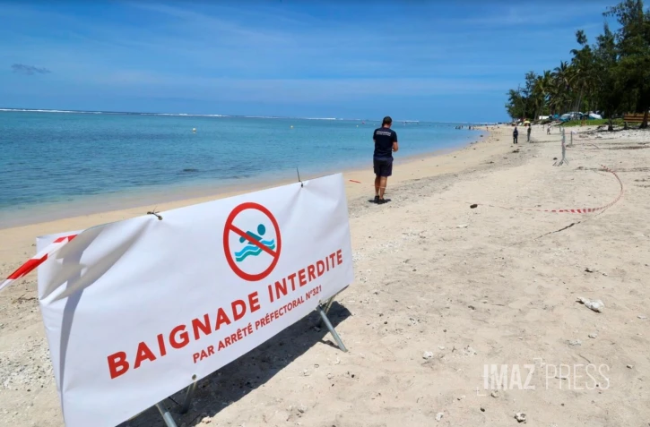 Baignade interdite à La Saline, des boulettes de fioul sur le sable