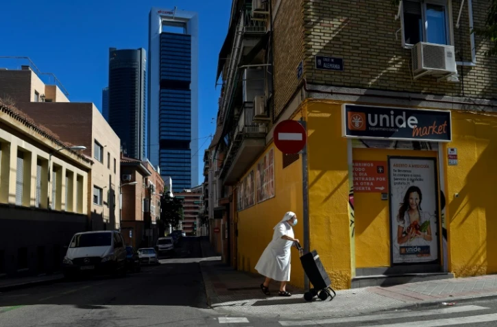 Une religieuse masquée marche dans une rue de Madrid, le 19 août 2020. 