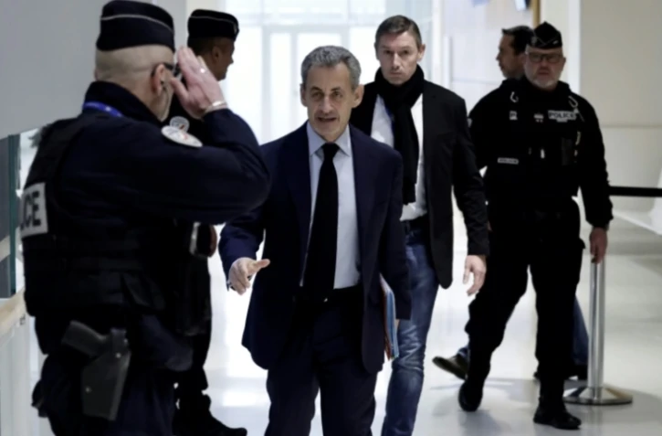 L'ancien président Nicolas Sarkozy (c) arrive au palais de justice de Paris, le 10 février 2025, pour le procès sur le financement illégal de sa campagne par la Libye en 2007 ( AFP / STEPHANE DE SAKUTIN )