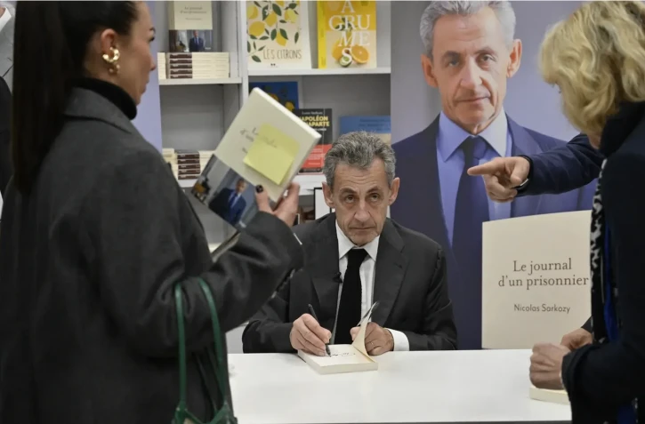 L'ancien président français Nicolas Sarkozy participe à une séance de dédicace à la Librairie de la Presse à l'occasion de la sortie de son nouveau livre, à Menton, en France, le 12 décembre 2025. - DANIEL PIER / NURPHOTO / NURPHOTO VIA AFP