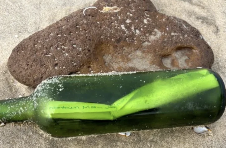 Une bouteille jetée à la mer par une Américaine trouvée à 6.000 km en Gironde [?]
