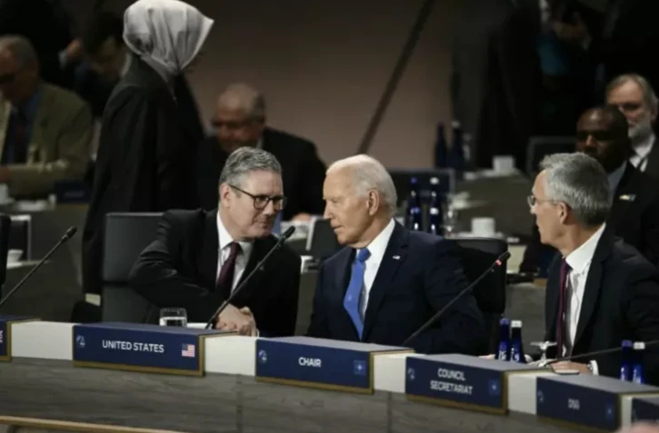 Le président américain Joe Biden (centre) parle avec le Premier ministre britannique Keir Starmer lors d'un sommet de l'Otan à Washington, le 11 juillet 2024 ( AFP / Brendan SMIALOWSKI )