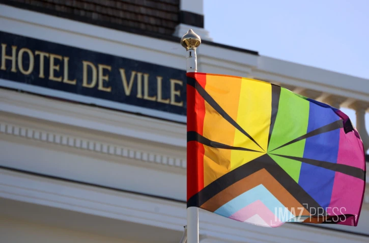 Saint-Denis : levée de drapeau arc-en-ciel pour le mois des visibilités [?]
