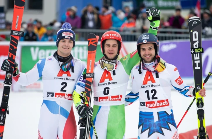 Le Slovène Zan Kranjec (c), vainqueur du slalom géant de Saalbach, pose sur le podium, le 19 décembre 2018