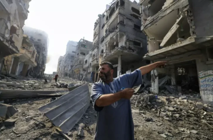 Un Palestinien au milieu des décombres dans le camp de réfugiés de Jabaliya dans la bande de Gaza après une frappe israélienne, le 11 octobre 2023 ( AFP / Mahmud HAMS )