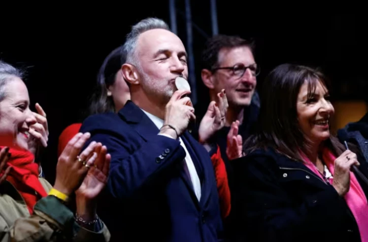 Emmanuel Grégoire, vainqueur de l'élection municipale à Paris, et la maire sortante de Paris Anne Hildago célèbrent cette victoire au 2e tour du scrutin, le 22 mars 2026 à Paris ( AFP / Kenzo TRIBOUILLARD )