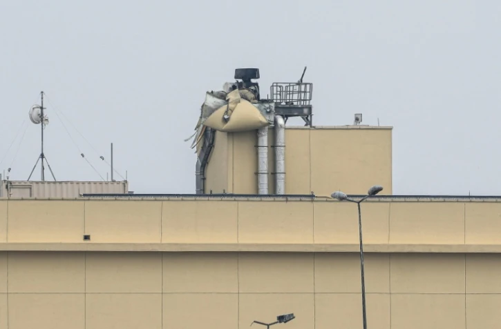 Photo montrant des dégâts occasionnés par une attaque de drone contre l'ambassade américaine à Bagdad, le 14 mars 2026 