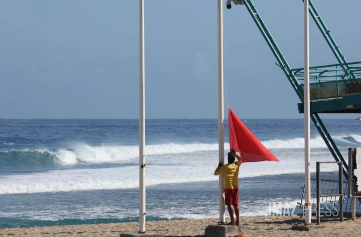 drapeau rouge plage des roches noires 