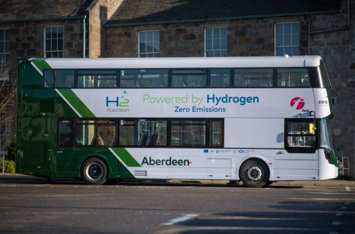 Un bus "double decker" à hydrogène dans une rue d'Ellon, le 5 novembre 2020 dans la région d'Aberdeen, en Ecosse