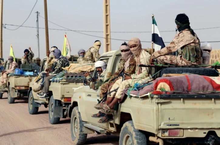 Des combattants touaregs de la Coordination des mouvements de l'Azawad (CMA) circulent près de Kidal, dans le nord du Mali, le 28 septembre 2016