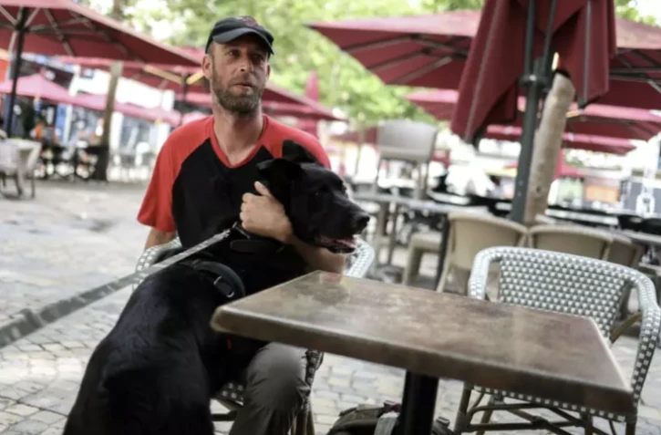 Le soldat Nicolas et son chien Pralin, le 22 juin 2023 à Carcassonne, dans l'Aude ( AFP / Charly TRIBALLEAU )