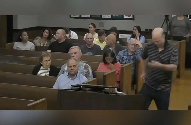[Vidéo] Aux États-Unis, un opposant à sa mairie danse au conseil municipal pour dénoncer la hausse des impôts.