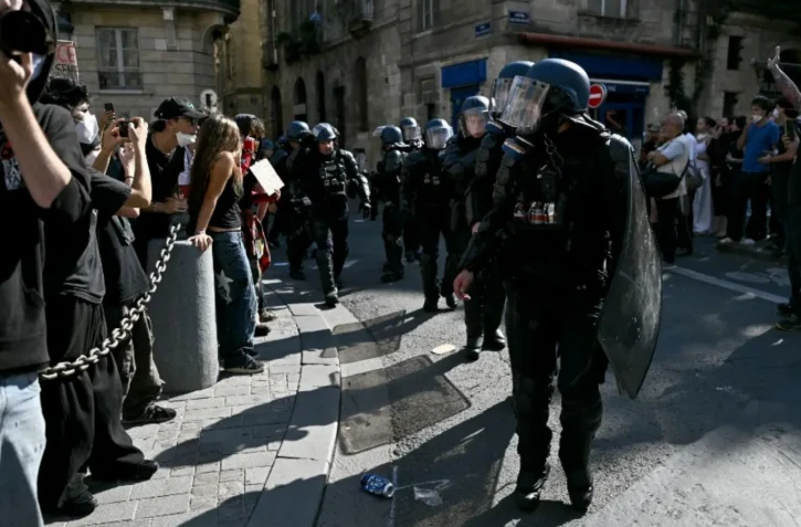 Mouvement lycéen : usage des grenades assourdissantes suspendu, 18 enquête IGPN ouvertes