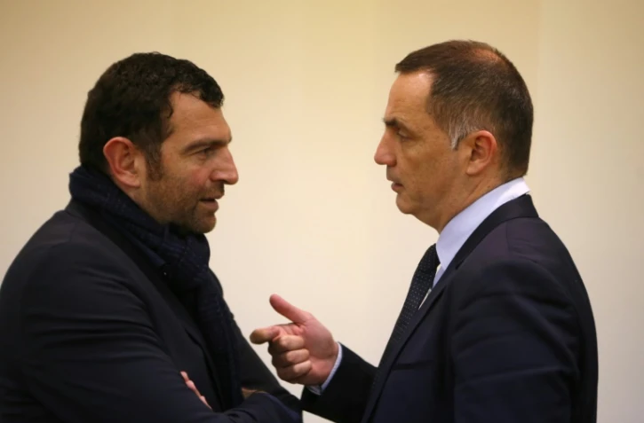Le président autonomiste du conseil exécutif Gilles Simeoni (D) s'entretient avec le maire de Bonifacio Charles Orsucci le 2 février 2018 à Ajaccio, en Corse